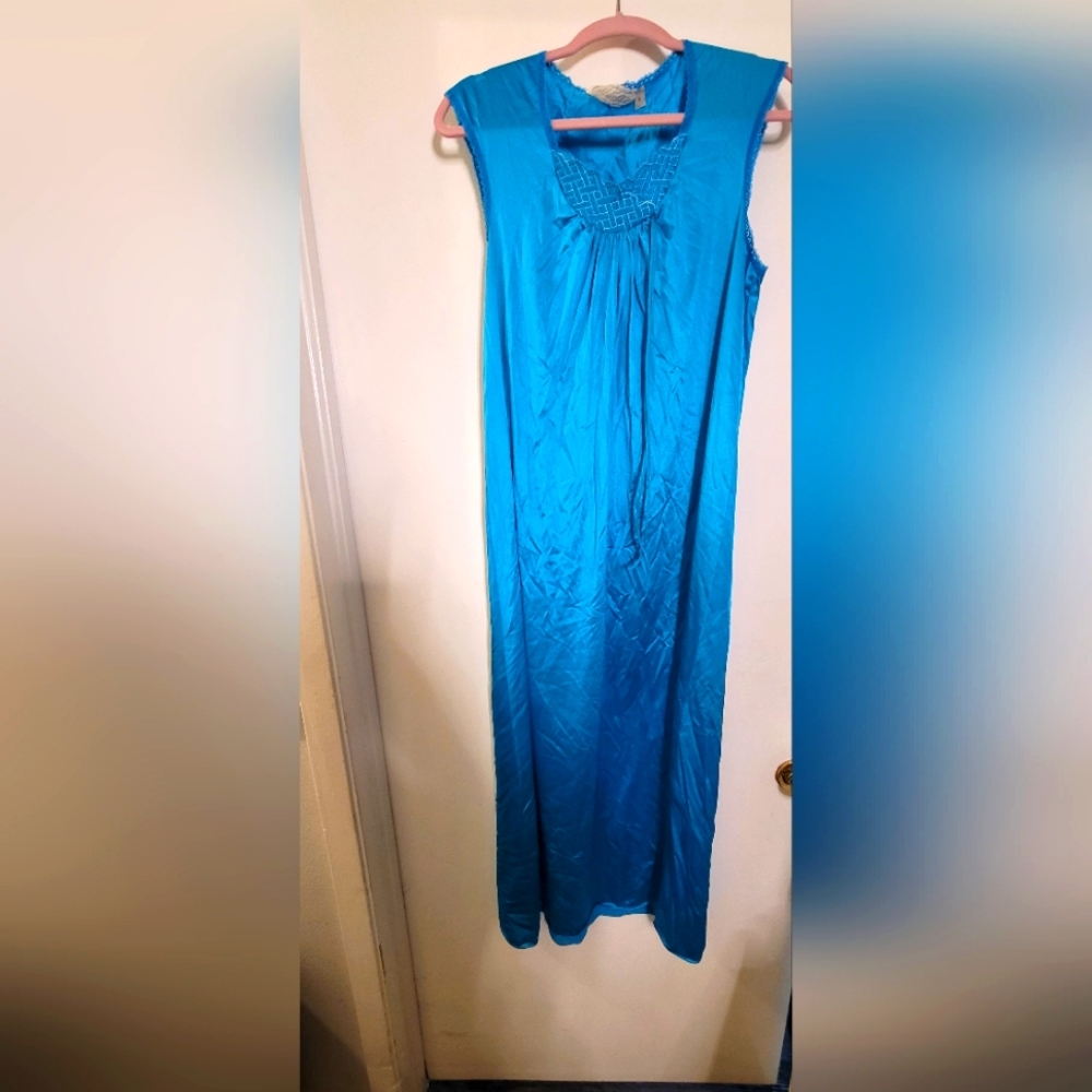 Robe & gown Vintage sleeveless nightgown And robe size small